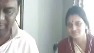 වැඩිහිටි කාන්තාවක් යෝනි මාර්ගය තරුණ පාසල් සිසුවිය කරන්නේ