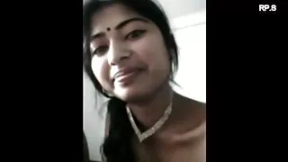 ඉවත් කළ හැකි කුටියක් මත කෙළ ගැසූ පුසෙක් සහ මුඛයෙන් රුසියානු කෙල්ල