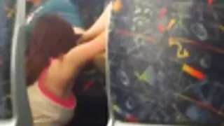 තරුණ පෙම්වතා සමග මුළුතැන්ගෙයි දී පරිණත brunette fucks