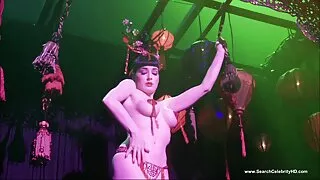 ලස්සන කෙල්ල දී මේස් ගුද සතුටක් ගෙන ආ orgasm