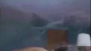 තරුණිය ඇගේ පස්ස විශාල කුකුළා ඇත