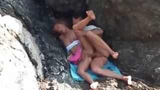 වැඩිහිටි කාන්තාවක් මුඛය තුළ තරුණ හාදයෙක් හා ඔහුට කෙළ ගනී
