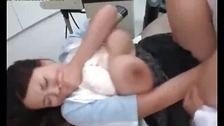 පොඩි නංගී මල්ලිව සතුටු කරනවා උදේම නැගිටලා
