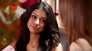 කෙට්ටු නිරුවත් රූපලාවන්ය සම්බාහන මත කෙළ