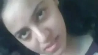 රෝස පැහැති පුසෙක් ඇඟිලි සහිත cam මත උණුසුම් සුදු රෙද්ද
