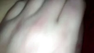 නාන අතර, මෙම රන්වන් ව්යාජ කුකුළා සමග orgasm තමා ගෙන