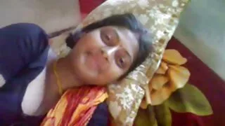 ලස්සන කෙල්ලෙක් ගෙදර ඇගේ පෙම්වතා කුකුළා උරා